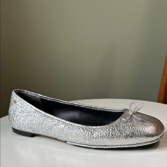 Tory Burch Laila 2 Driver Leather Ballet Flats Crinkle Metallic Silver Flaw - Picture 1 of 16